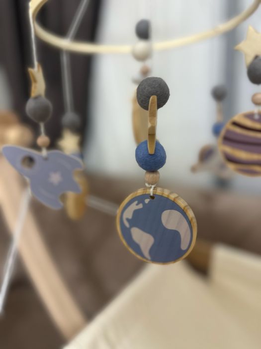 Дървена дрънкалка за бебешка кошара