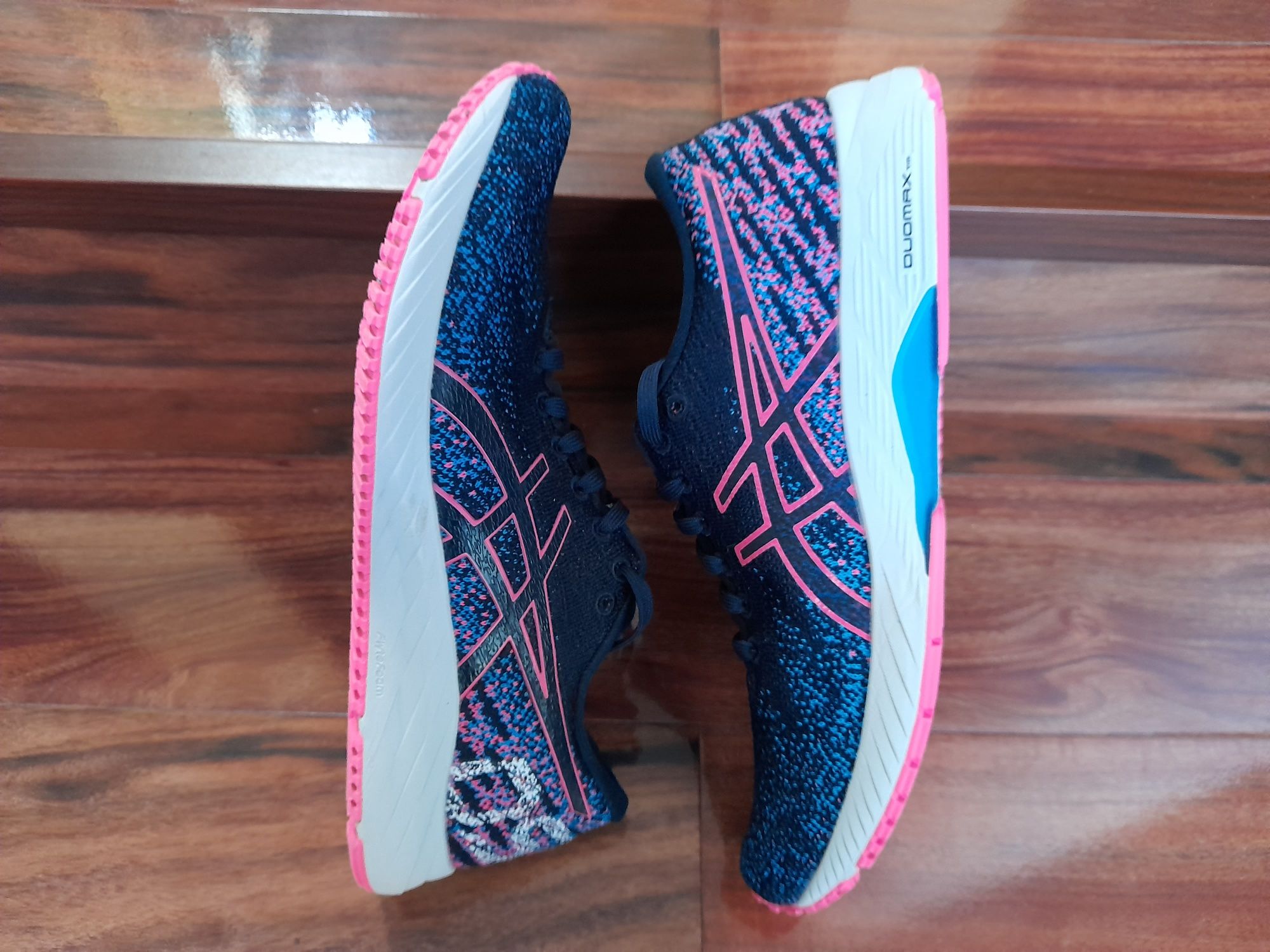 Asics Gel - DS Trainer 26 . Marime: 39,5 / 25 cm.