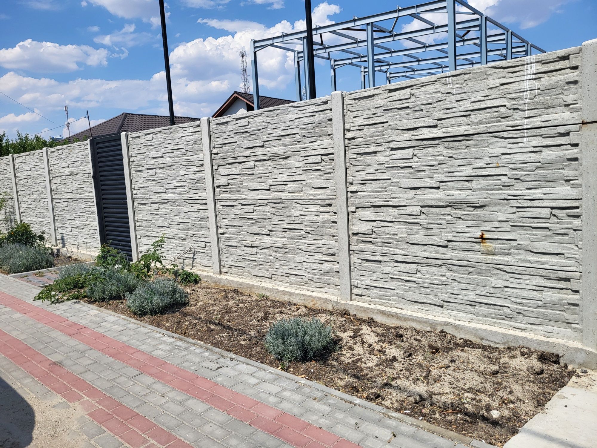 Gard din placi beton armat și vibrat spalier cișmea capace gard pitici