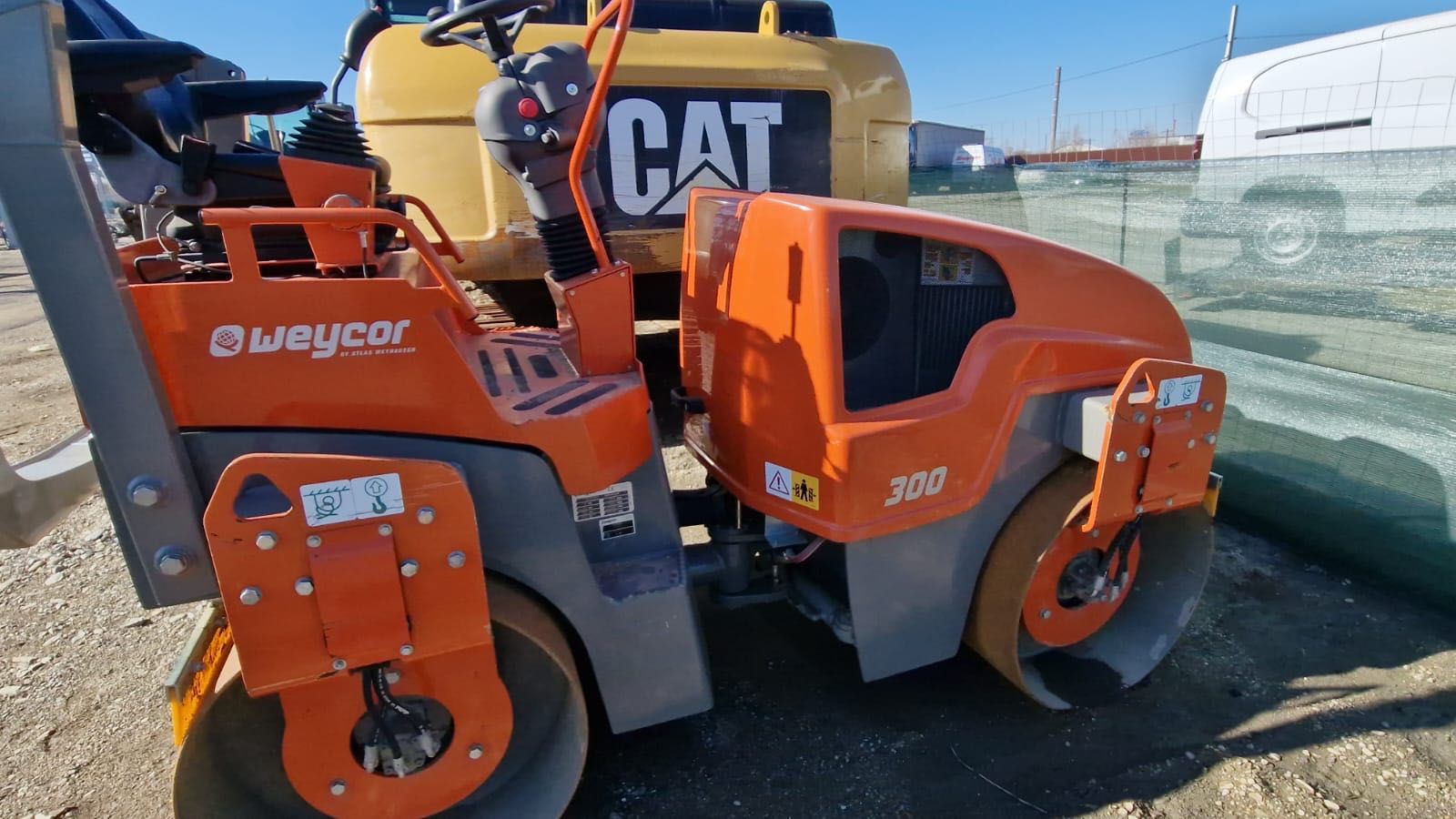 Utilaje de închiriat|Compactor 3T & Buldoexcavator JCB