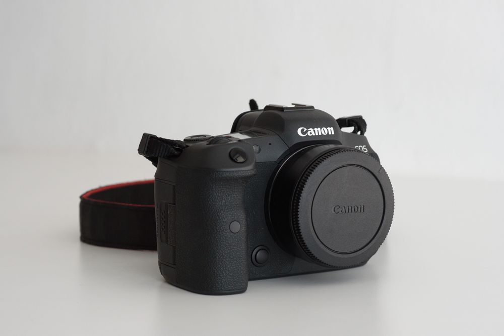 Фотоапарат Canon R5 тяло, само 29 000 кадъра, адаптер Canon EF-EOS R