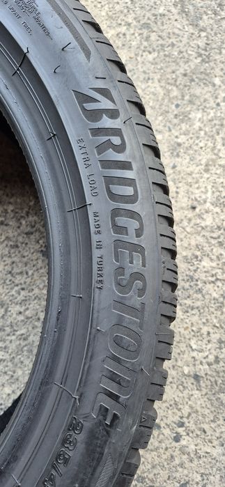 4 anvelope iarna Bridgestone 235/45/18.Pretul este pe bucata