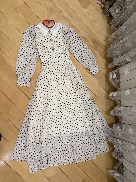 Красивое платье в коричневых горошке