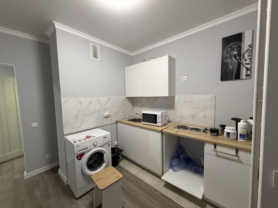 Продам кухонную  тумбочку и подвесной шкаф.