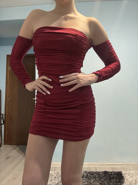 Къса червена рокля с ръкави