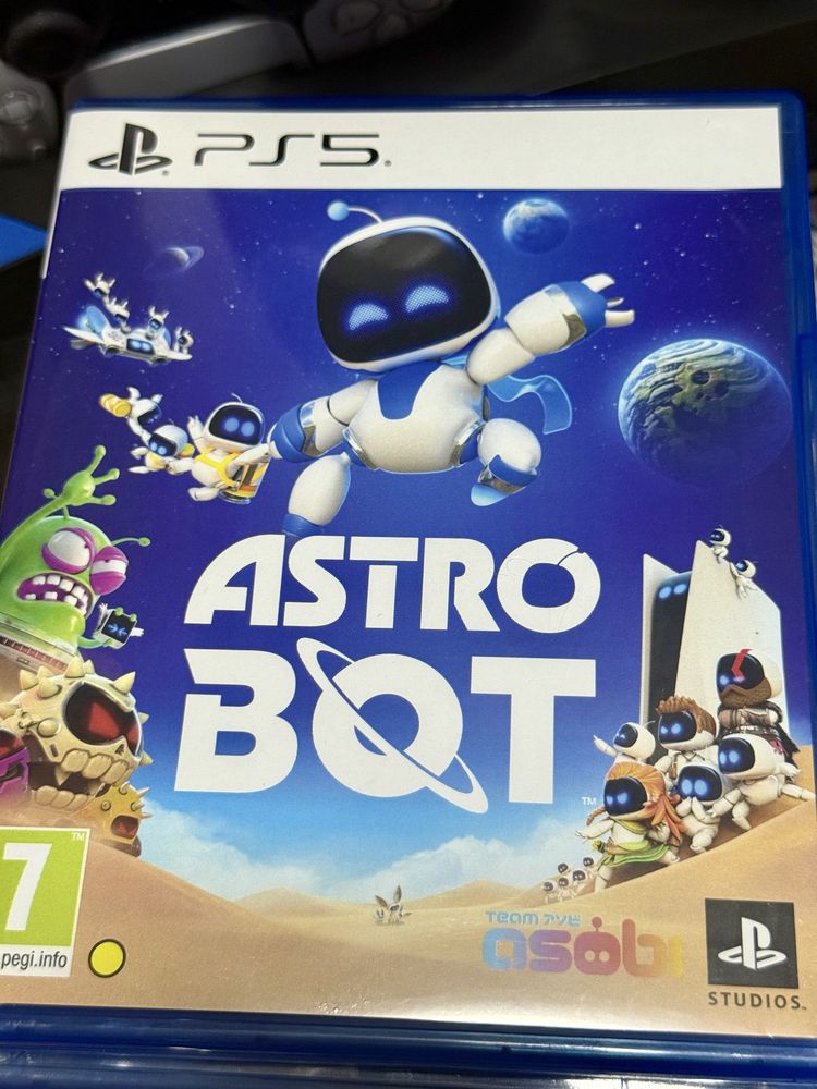 PlayStation 5. Върви със 2 джойстика,слушалки и игрите.