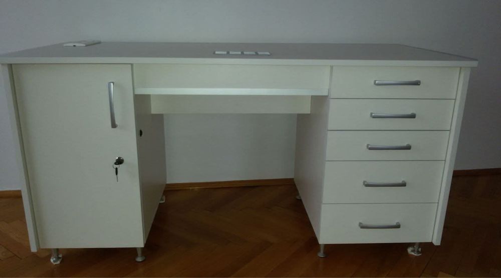 Birou de manichiura cu aspirator incorporat