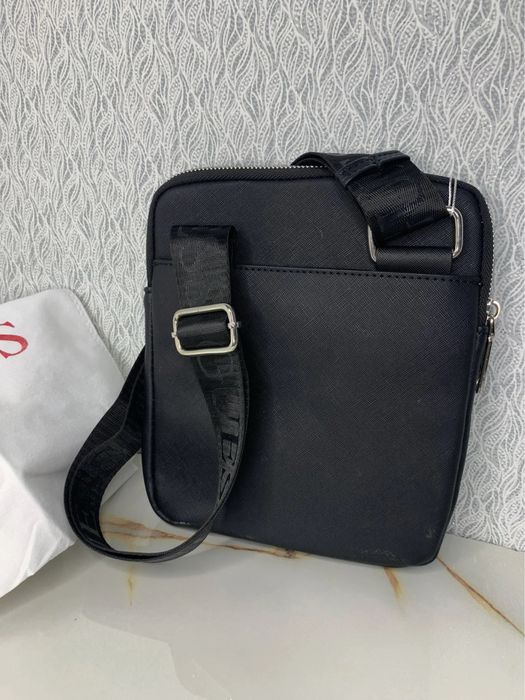 Продам барсетку guess