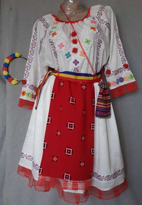 Costum popular marimea M,pentru 15-16-17-18 ani