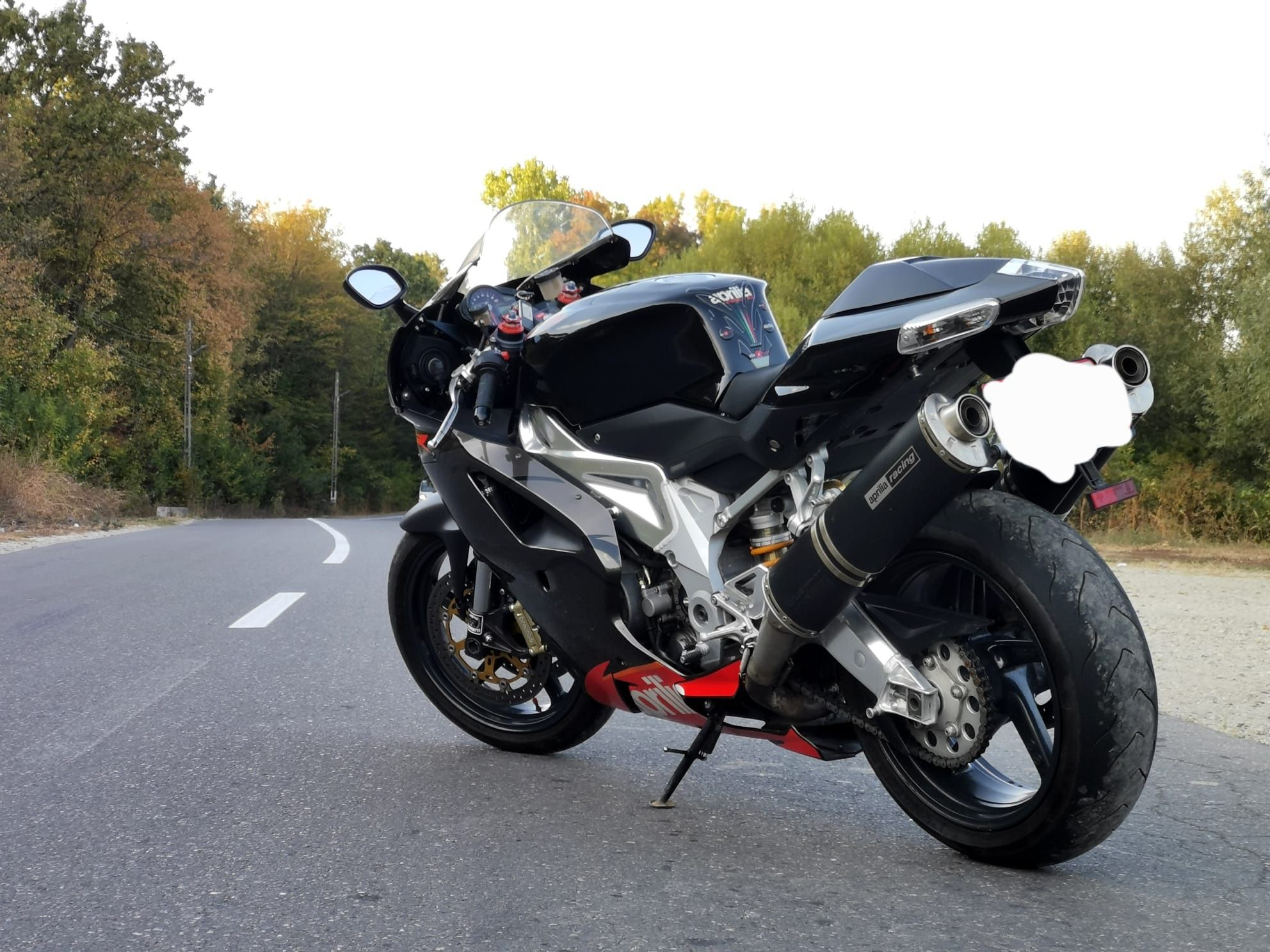 Aprilia rsv 1000r