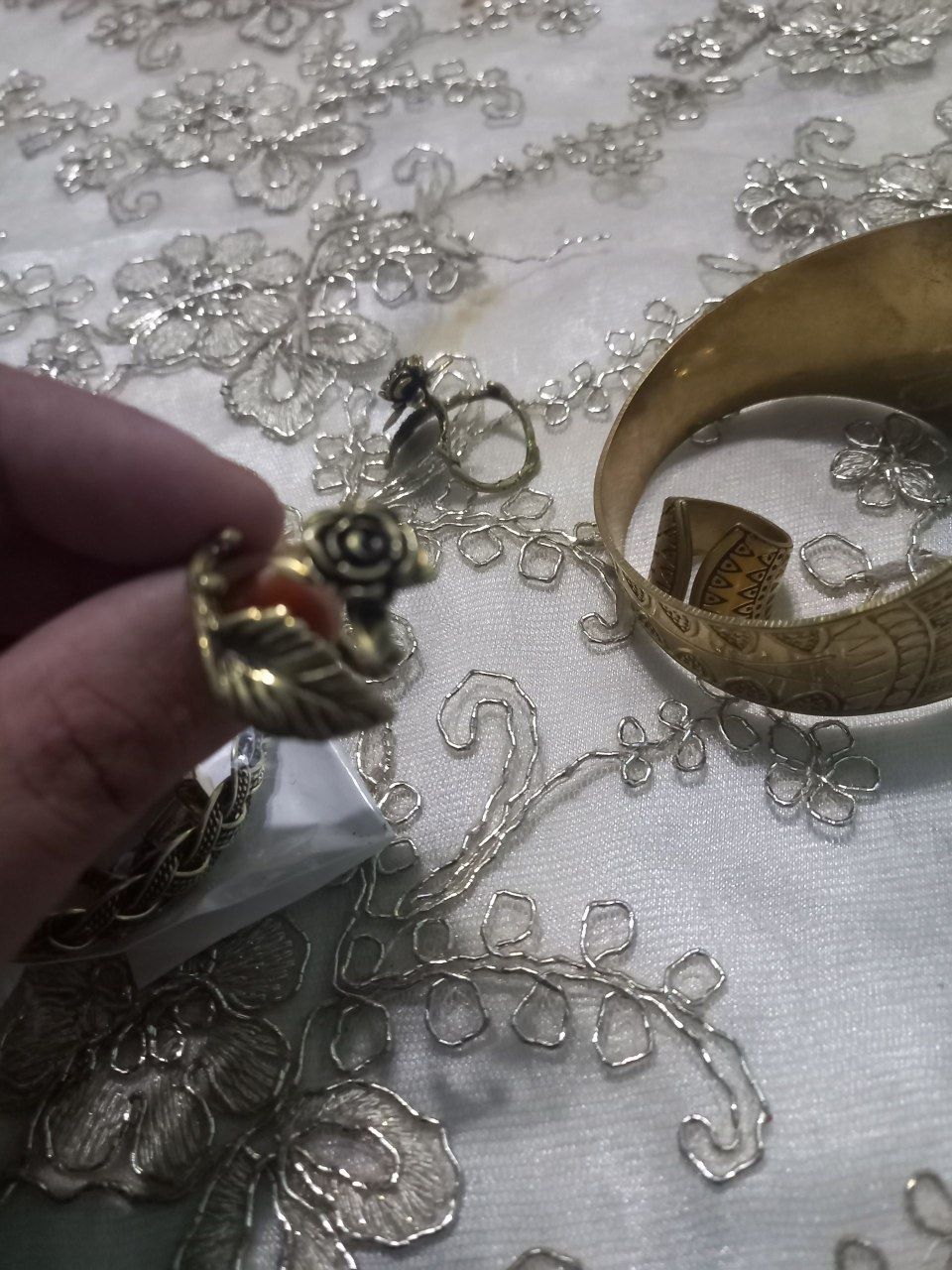Balak uzuk Va atirgul uzuk misr zargar ishi juda sifatli