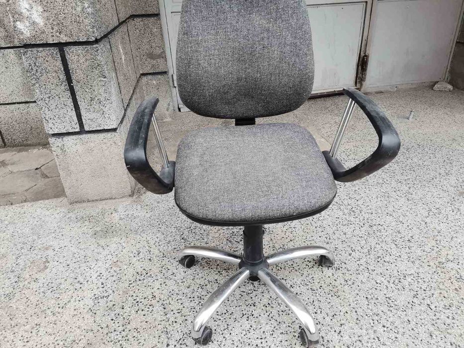 Офис стол с метална кръстачка