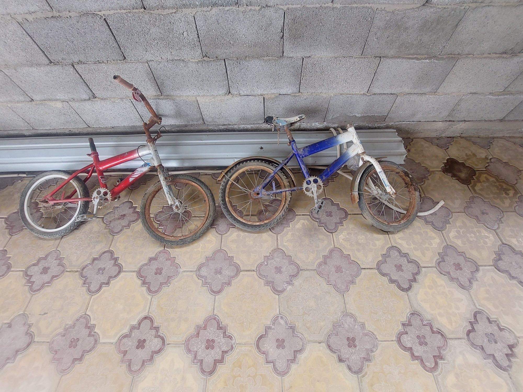 Старые велосипеды.