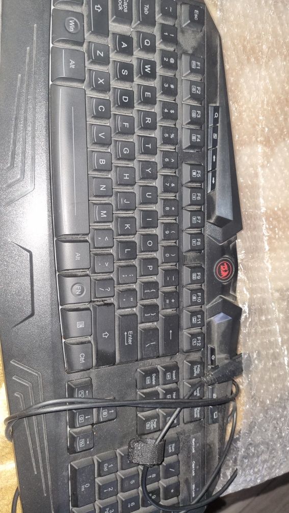 Vând mouse și tastatura red dragon