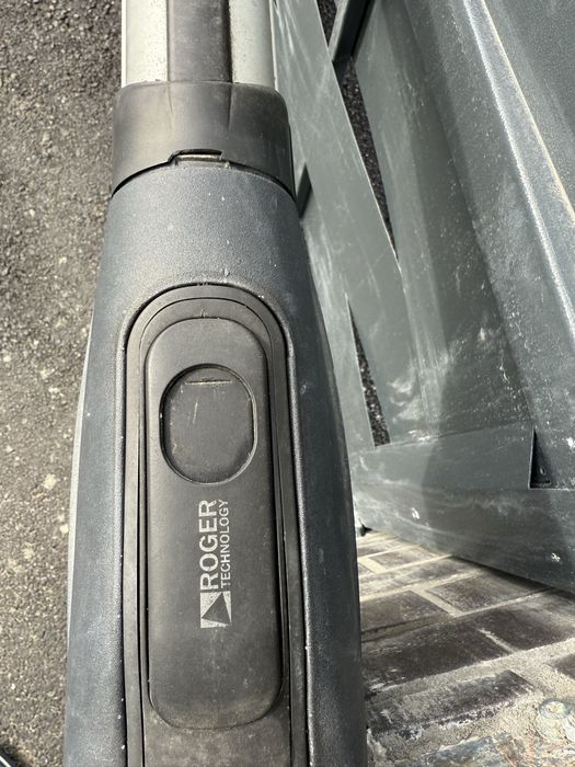 2 porti metalice cu brate si comanda automatizata