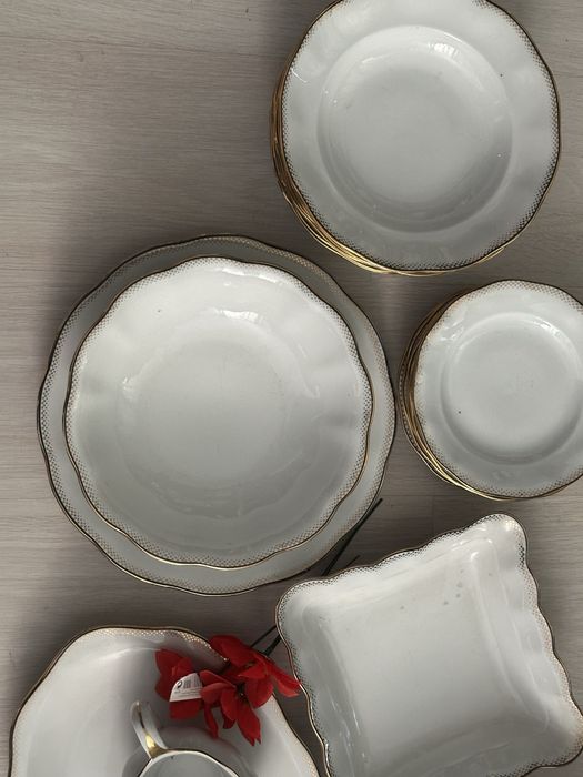 Set de masa pentru 6 persoane,  complet, portelan fin cu margine aurie