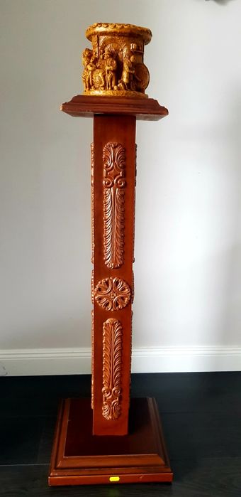 Piedestal vechi din lemn masiv și ceramică