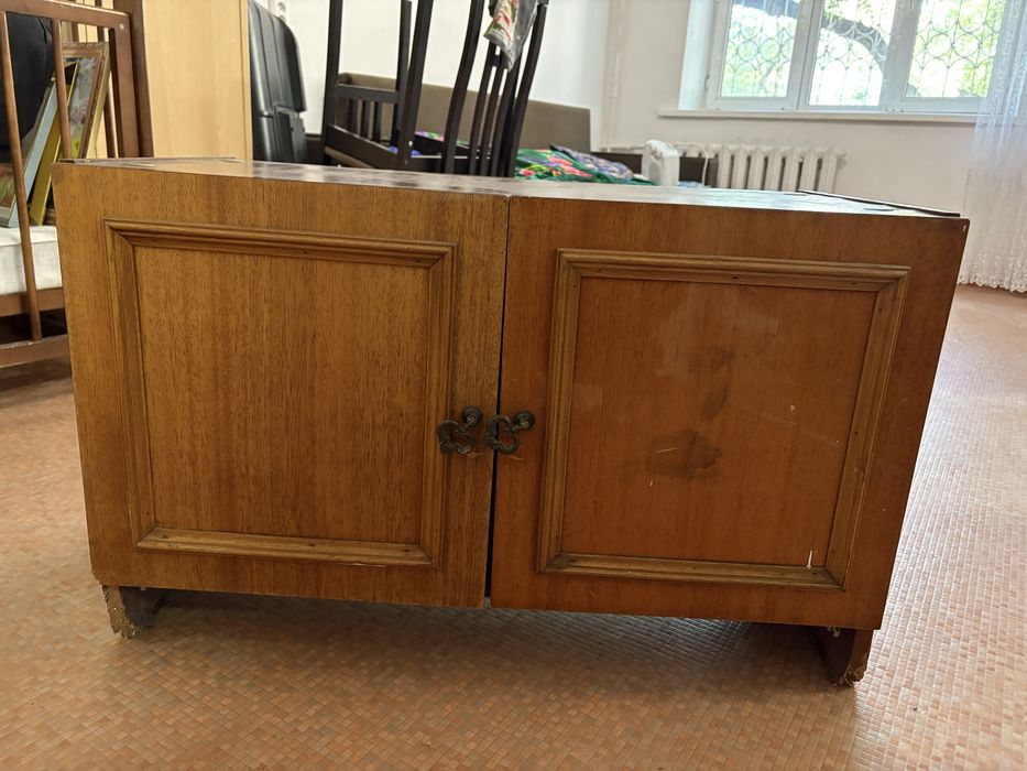 Зеркало, тумба, стол маленький