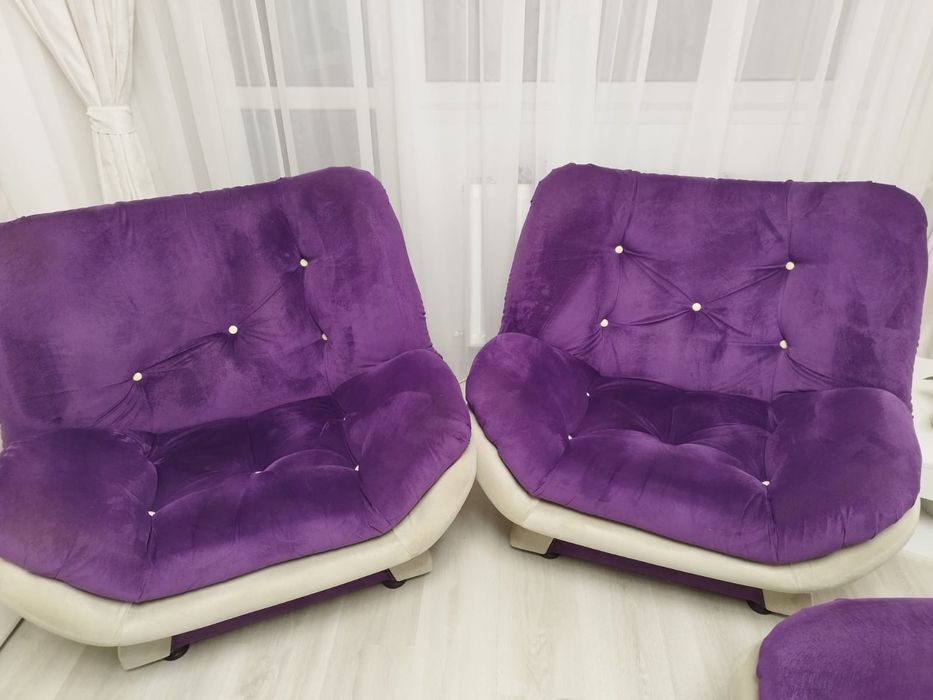 Set canapea cu doua fotolii,fara pete sau urme de uzura