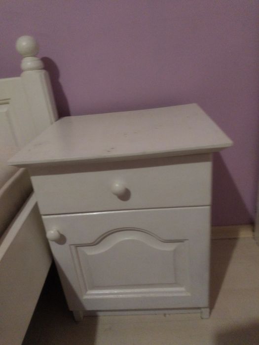 Легло с матрак, тоалетка с огледало и нощно шкафче