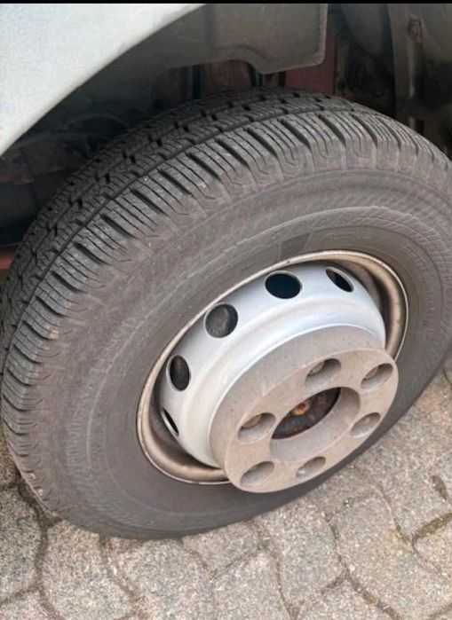 Продавам бордови камион 7т.