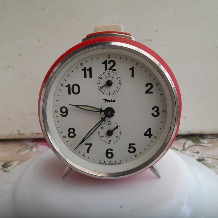 Ceas desteptator de masa-mecanic , JNSA .Fabricat in Yugoslavia .