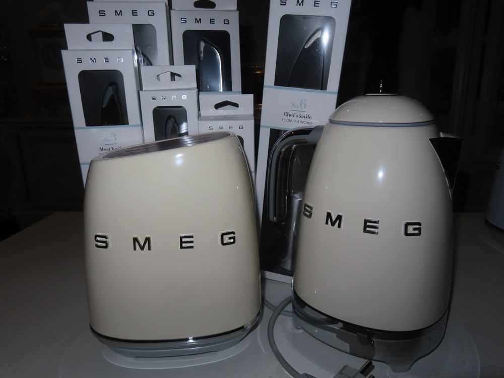 Smeg чайник , тостер , доска и набор ножов