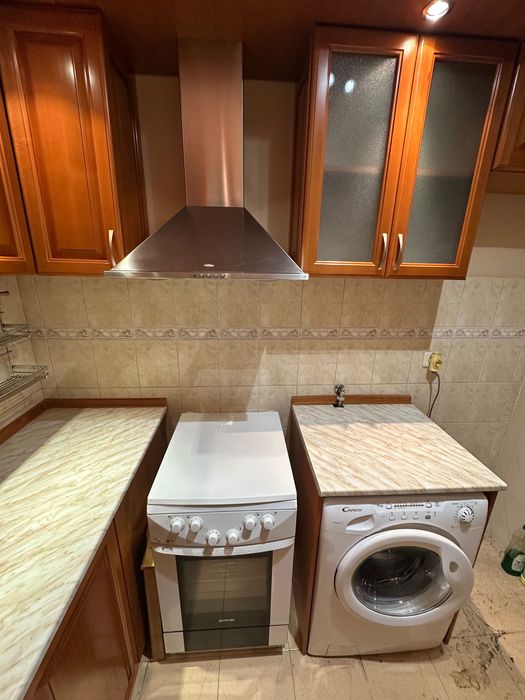 Кухня от масив с включени електроуреди /обзавеждане за кухня/