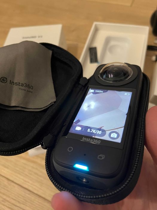 Екшън камера Insta360 x3 - гаранционна, като нова, с много аксесоари