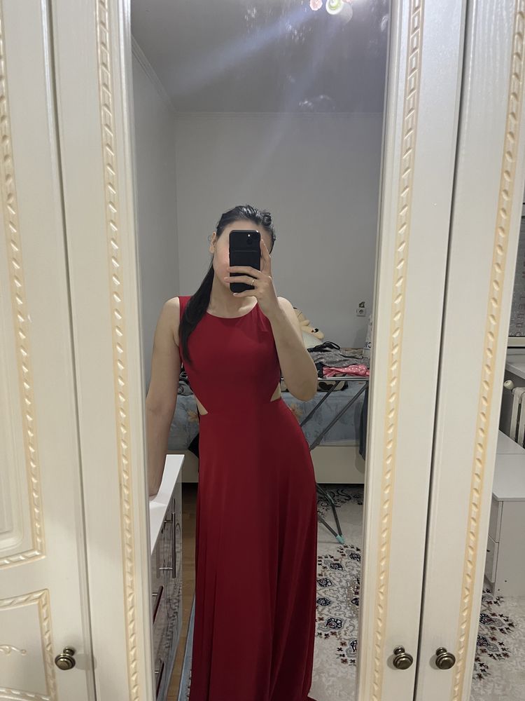 продам красивая,красная платья