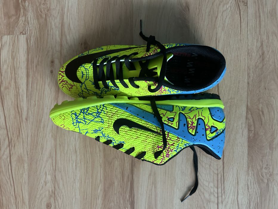 Чисто нови футболни обувки