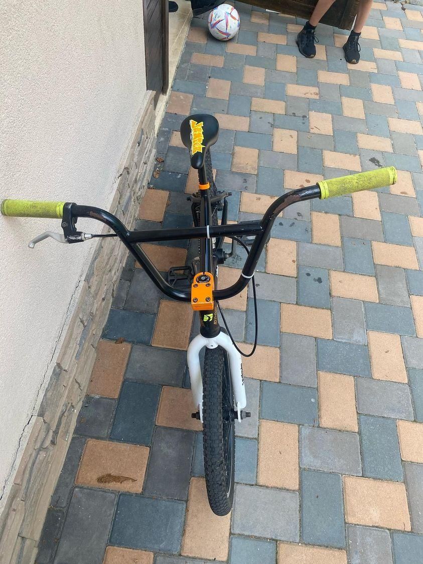 Vând bicicleta BMX