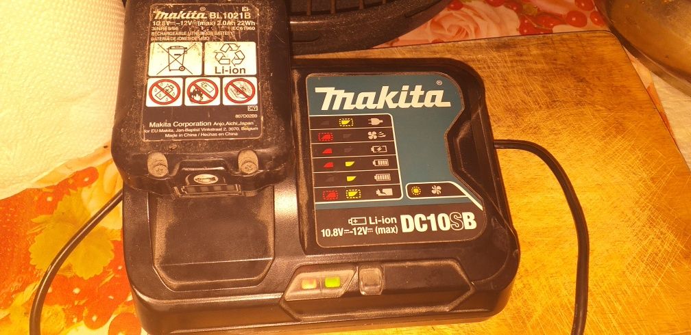 Vând încărcător makita și acumulator