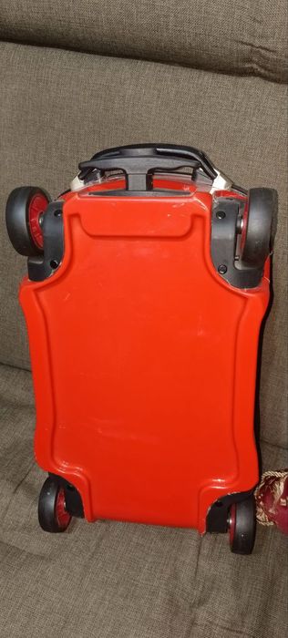 Продаётся детский чемодан