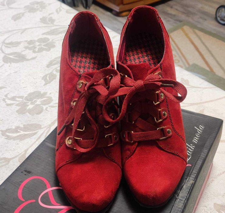 Дамски велурени обувки на ток, 38н.