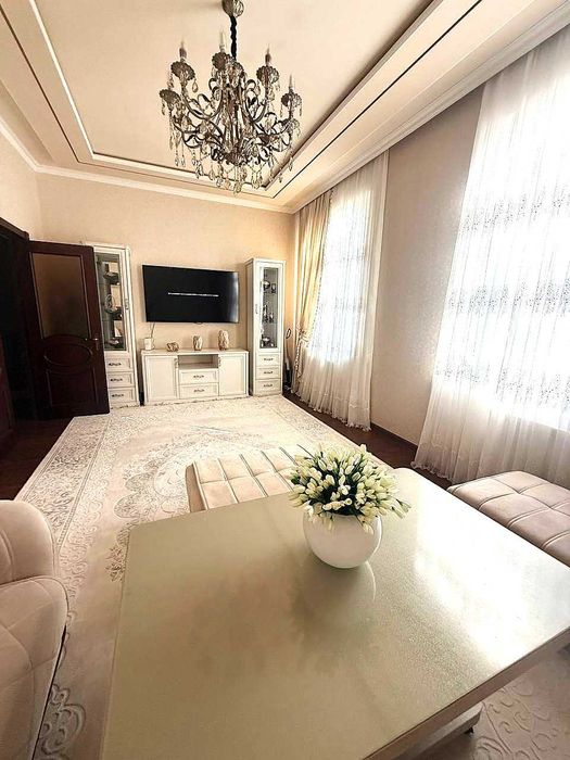 Продаю свою квартиру с цокольным этажом общей квадратурой 185,28 кв.м