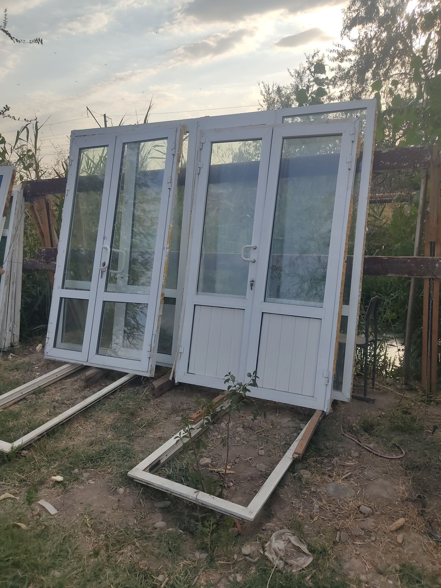 Акфа витраж ва Икки табакали эшиклар срочно сотилади