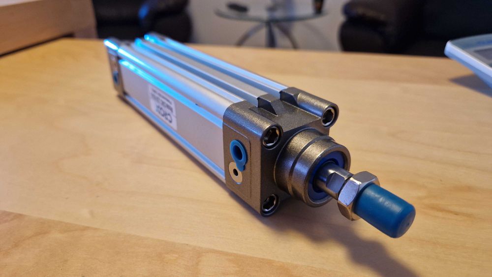 Cilindru pneumatic Crox DNC 32 - tija M10