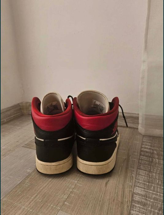 Jordan 1 mid- gym red/black sail