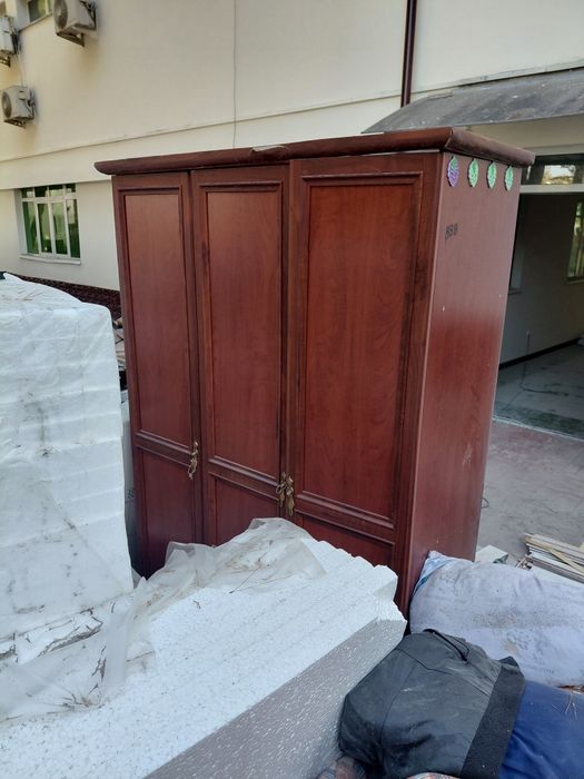 Продам трехдверный шкаф