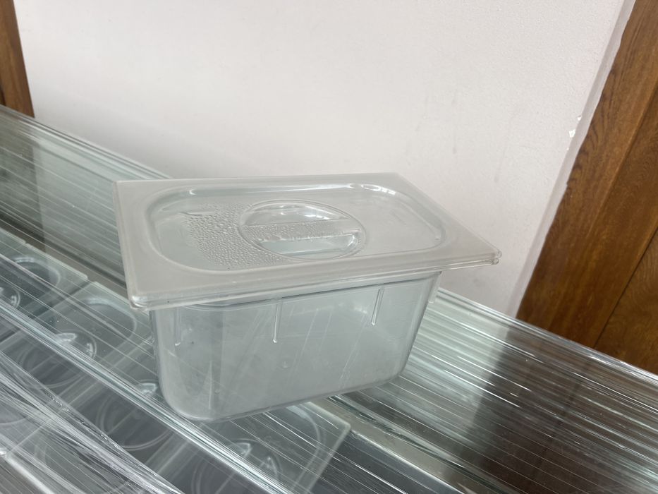 Vand vitrina cu aer rece cu 8 tavi ,lungime 1,80