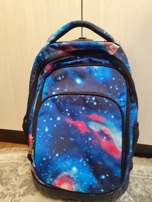 Продам рюкзак на колесах для фигурного катания.