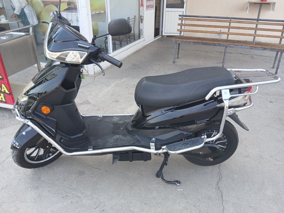 Электроскутер сотилади