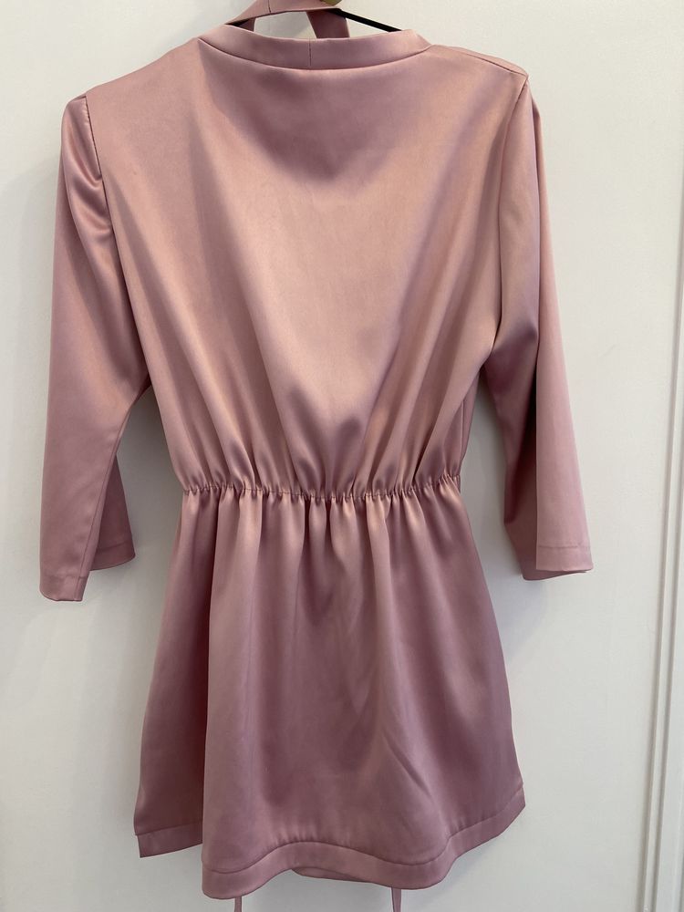 Атласное розовое платье-туника
