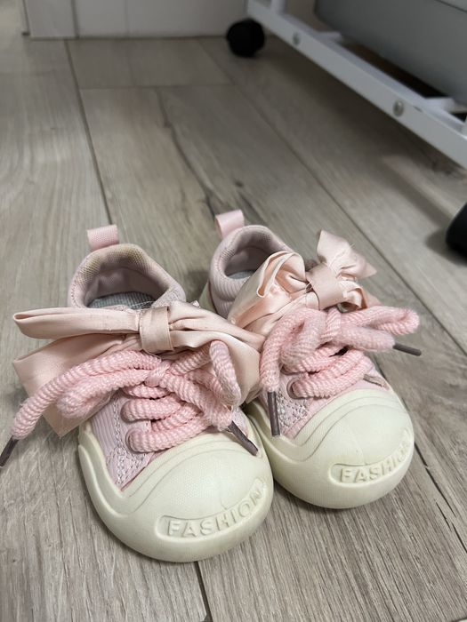 Adidasi fundite Babysharksclub