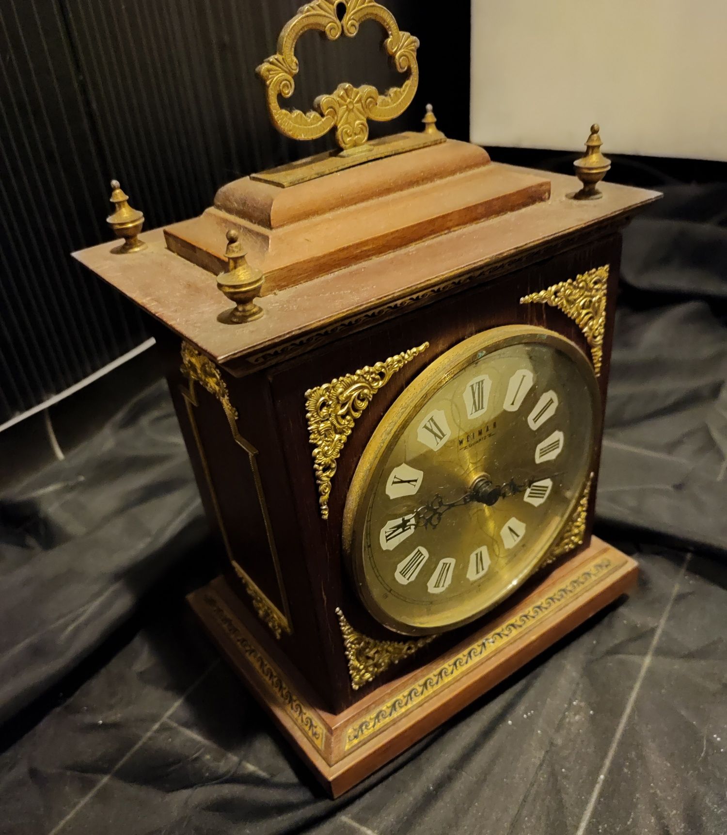 Старинен дървен часовник с съвременен механизъм