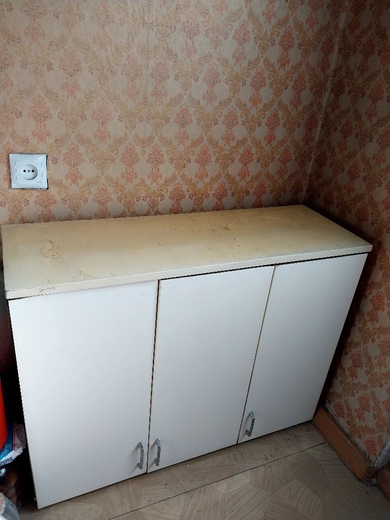 Стол    тумбовый