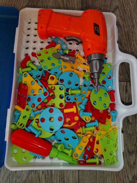 Продам детский конструктор с шуроповертом и отверткой