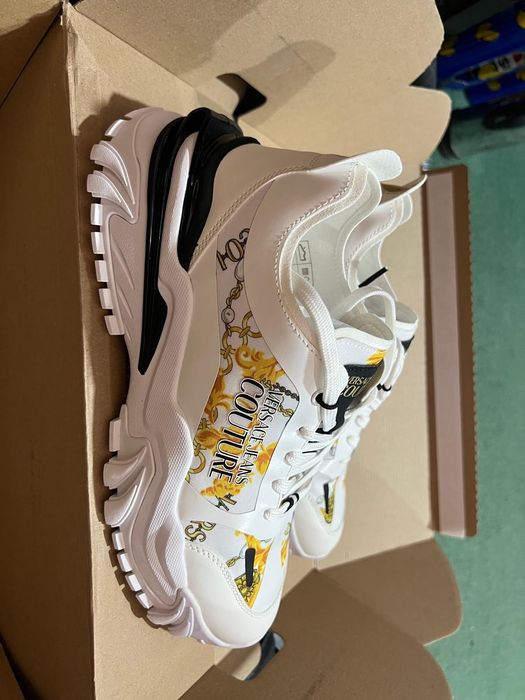 Vând adidasi pentru bărbați