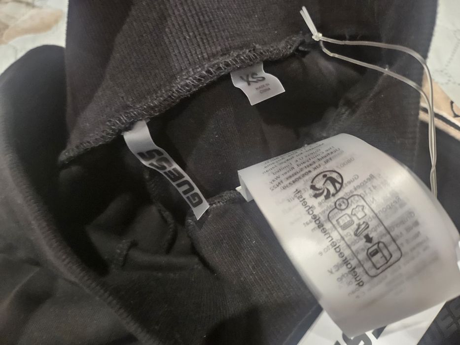 Черен екип на Guess.